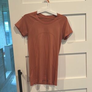 Dusty pink Lulu Swift tech tee- regular length